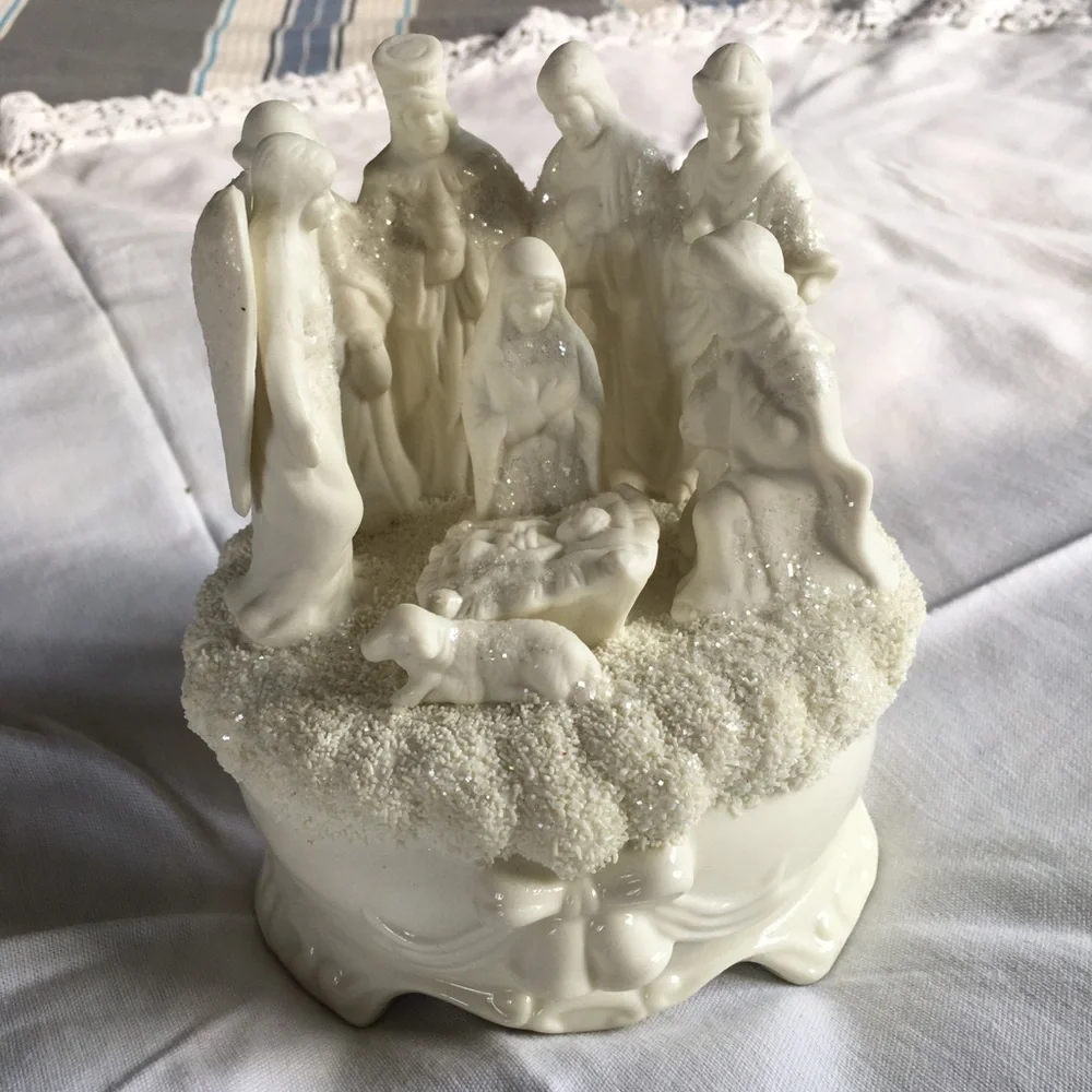 Christmas Nativity Music Box - Picture 3 of 5